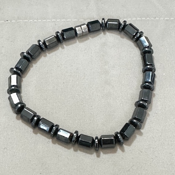 Hematite stone beaded bracelet w/magnetic clasp, 8” long - Picture 1 of 15